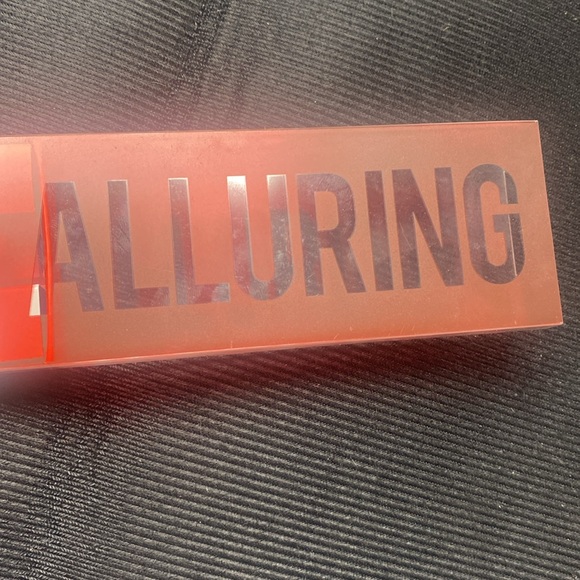 Huda beauty liquid Matt lipstick in alluring - Picture 4 of 4